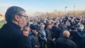PREDSEDNIK DOČEKAN APLAUZOM: Vučić došao da razgovara sa građanima Gornje Nedeljice (VIDEO)
