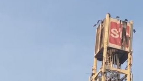 UGROŽAVAJU I SVOJE ŽIVOTE: Demonstrant se popeo na toranj pored Sava Centra (VIDEO)