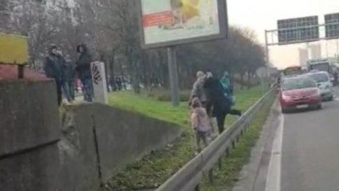 SRAMNA SCENA SA BLOKADA: Morali dete i bebu da vode pešice zbog demonstranata! (VIDEO)