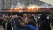 EKOLOŠKA BAKLJADA ZADIMILA NOVI BEOGRAD: Huligani prave haos na blokadi, vije se dim iznad tog dela grada (VIDEO)