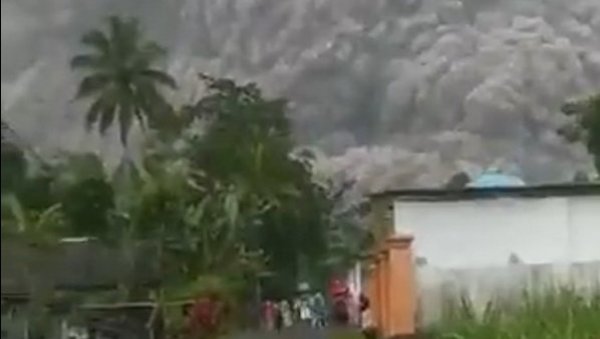 ПРОРАДИО ВУЛАКАН ПЕПЕО ЗАТРАПАО КУЋЕ: Једна особа погинула,35 повређено у ерупцији у Индонезији (ВИДЕО)