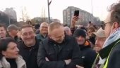 VIDOJKOVIĆ I ĐILAS NA ISTOM ZADATKU: Pogledajte kako je glumio redara tokom nezakonite blokade (VIDEO)
