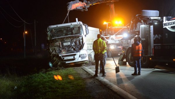 ПРЕВРНУО СЕ ШЛЕПЕР: Саобраћајна несрећа на Ибарској магистрали код Краљева (ФОТО)