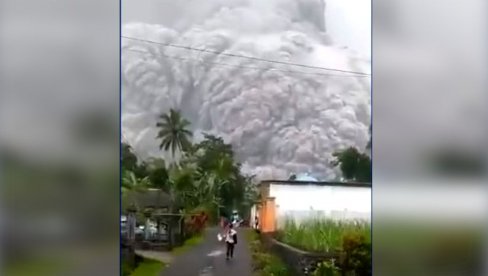 ЉУДИ БЕЖАЛИ ОД ОБЛАКА ПЕПЕЛА: Ерупција вулкана Семеру, погинуло 13 људи (ВИДЕО)