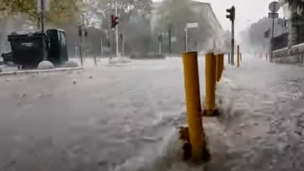 ПОТОП У СПЛИТУ: Вода јури улицама, путеви широм Далмације затворени (ВИДЕО)