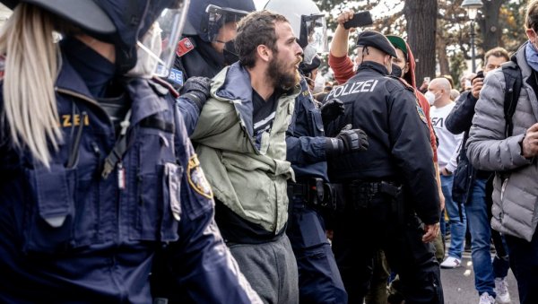 ИНЦИДЕНТИ НА ПРОТЕСТУ У БЕЧУ: Ухапшено 5 особа, написано преко 600 пријава, повређено више полицајаца (ФОТО)