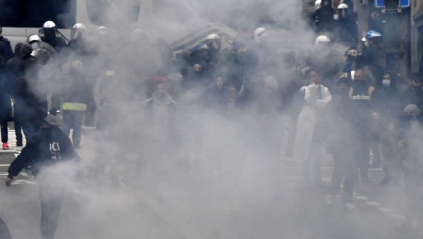 ХАОС НА УЛИЦАМА БРИСЕЛА: Полиција употребила водене топове и сузавац на групу демонстраната (ФОТО)