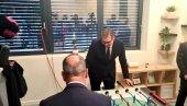 NEMA ROŠTILJANJA, EKSELENCIJO: Vučić i Godfri odigrali partiju stonog fudbala u Državnom data centru u Kragujevcu