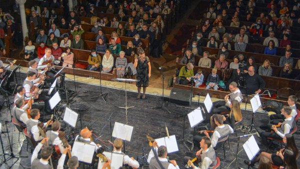 РУМЉАНИ РАЗГАЛИЛИ НОВОСАЂАНЕ: Румски градски тамбурашки оркестар Бранко Радичевић одржао концерт у синагоги