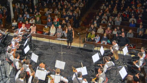 RUMLJANI RAZGALILI NOVOSAĐANE: Rumski gradski tamburaški orkestar Branko Radičević održao koncert u sinagogi