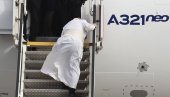 PAPA DOŽIVEO JOŠ JEDAN INCIDENT U GRČKOJ: Oborio ga vetar ili se sapleo na stepenicama dok se ukrcavao u avion (VIDEO)