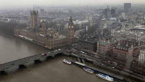 ORKANSKA OLUJA U LONDONU: Vetar duvao i do 260 km na sat, rušio krovove, bukvalno nosio ljude po ulici