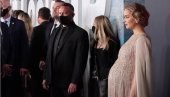 ДОШЛА СА ДИ КАПИРИОМ: Глумица Џенифер Лоренс на премијери филма, сви гледали њен труднички стомак (ВИДЕО)