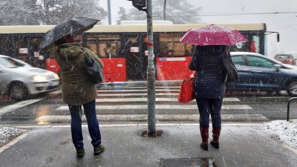 ЗИМА СЕ ПОНОВО ВРАТИЛА У ПРЕСТОНИЦУ: После јаког олујног ветра пао снег у Београду