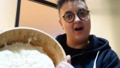 HIT SNIMAK MARIJE ŠERIFOVIĆ: Pevačica odlučila da umesi slavski kolač, evo kako se završilo (VIDEO)