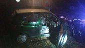 ZA DLAKU IZBEGNUTA TRAGEDIJA KOD PREŠEVA: Pokušao da pređe prugu dok su bile spuštene rampe, voz udario vozilo i vukao ga 130 metara
