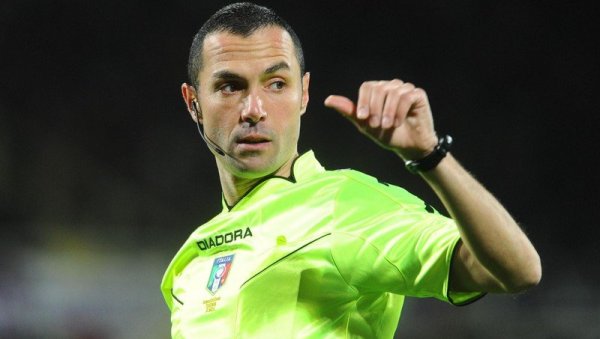 ОВО НЕ ВАЉА: Звезди на центру човек који их подсећа на дебакл