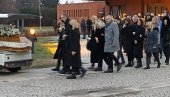 ЈЕЦАЈИ ПАРАЛИ ГРОБНУ ТИШИНУ: Сахрањен кошаркаш Стеван Јеловац, говор над хумком расплакао све