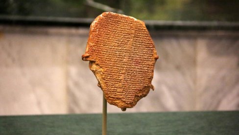 УКРАДЕНА ИЗ МУЗЕЈА ПРЕ 30 ГОДИНА: Мала глинена плоча с делицем Епа о Гилгамешу враћена у Ирак (ФФОТО+ВИДЕО)
