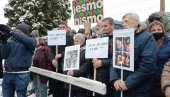 ТРАЖЕ ИСТО ПРОЦЕСУИРАЊЕ: Породице погинулих и несталих Срба протестовале испред Суда БиХ у Сарајеву