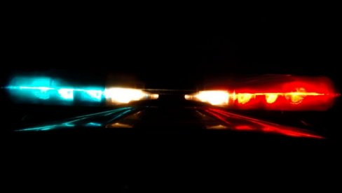 DOBRO NIJE NEKOGA POVREDIO, ILI UBIO: Bahati vozač audija prošao kroz dva crvena svetla, pa se zakucao (FOTO)