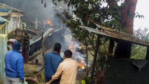 УЗРОК ТРАГЕДИЈЕ И ДАЉЕ НЕПОЗНАТ: Фотографије срушеног војног хеликоптера у ком је погинуо начелник генералштаба Индије (ФОТО)