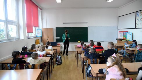 OSNOVCI U KLUPAMA: Đaci u Vojvodini krenuli u školu, srednjoškolci nastavu pohađaju po kombinovanom modelu