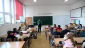 ОСНОВЦИ У КЛУПАМА: Ђаци у Војводини кренули у школу, средњошколци наставу похађају по комбинованом моделу