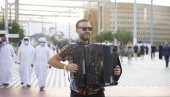 PUBLIKA IGRALA KOLO U DUBAIJU: Virtuoz na harmonici Petar Marić na Expo 2020