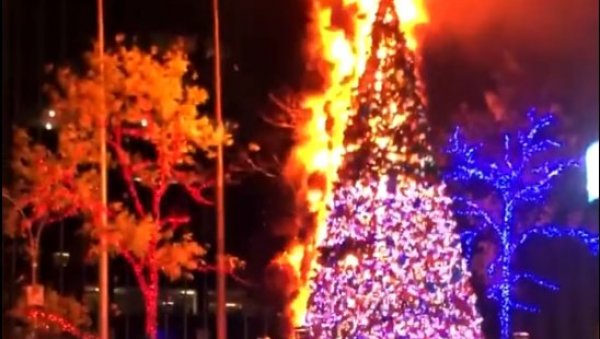 ЈЕЛКА У ПЛАМЕНУ: Мушкарац запалио окићено новогодишње дрво у центру Њујорка, па покушао да побегне (ВИДЕО)