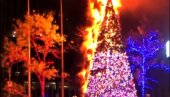 JELKA U PLAMENU: Muškarac zapalio okićeno novogodišnje drvo u centru NJujorka, pa pokušao da pobegne (VIDEO)