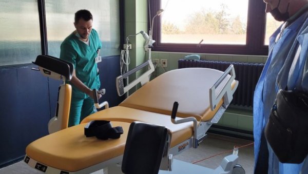 ДВА НОВА СТОЛА ЗА ПОРОЂАЈЕ: Нова опрема у болници у Кикинди