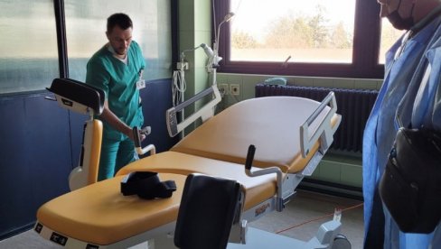 DVA NOVA STOLA ZA POROĐAJE: Nova oprema u bolnici u Kikindi
