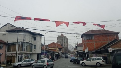 OSTALE SAMO ALBANSKE: Zastava tzv. OVK uklonjena iz Bošnjačke mahale u Kosovskoj Mitrovici (FOTO)