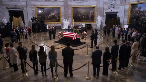 ТЕЛО ИЗЛОЖЕНО НА КАПИТОЛУ: Републикански сенатор био остављен да умре на бојном пољу, преминуо у 98. години (ФОТО)