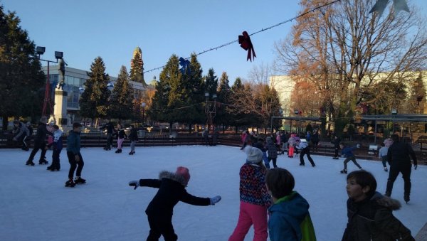 ОТВОРЕНО КЛИЗАЛИШТЕ У ЈАГОДИНИ: Сваке сезоне научи да клиза преко 1.000 малишана