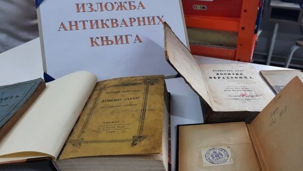 СТИГЛЕ И АНТИКВАРНЕ КЊИГЕ: Лесковачка библиотека набавила нове наслове