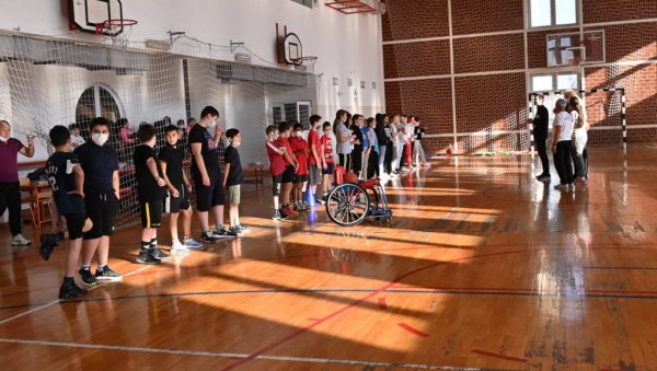 ПОМОЋ ДЕЦИ СА ИНВАЛИДИТЕТОМ: Пројекат Радујмо се заједно одржан у Сурчину