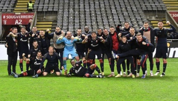 ДЕЛИЈЕ ДОЧЕКАЛЕ ХЕРОЈЕ: Навијачи приредили спектакл играчима Звезде (ВИДЕО)