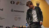 МАГНУС ЈЕ НАЈВЕЋИ: Генијални Норвежанин пети пут постао шампион света у шаху (ФОТО)