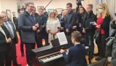 NAJLEPŠI DOČEK ZA VUČIĆA: Mali Boško (9) odsvirao muzičku numeru na klaviru u doljevačkoj biblioteci (FOTO/VIDEO)