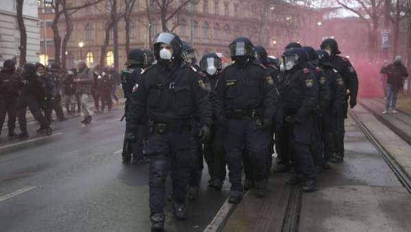 ПРОТЕСТ У БЕЧУ: Антиваксери на улицама, полиција привела више људи (ФОТО)