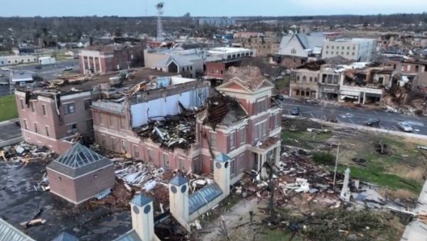 ЈЕЗИВ СНИМАК ИЗ АМЕРИКЕ: Погледајте шта је остало од историјске зграде у Кентакију након торнада (ВИДЕО)