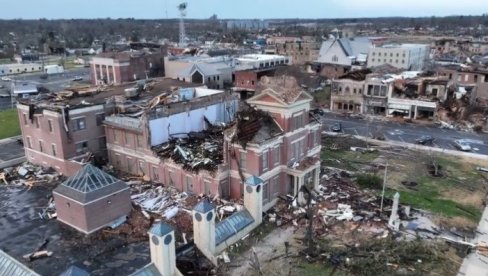 JEZIV SNIMAK IZ AMERIKE: Pogledajte šta je ostalo od istorijske zgrade u Kentakiju nakon tornada (VIDEO)