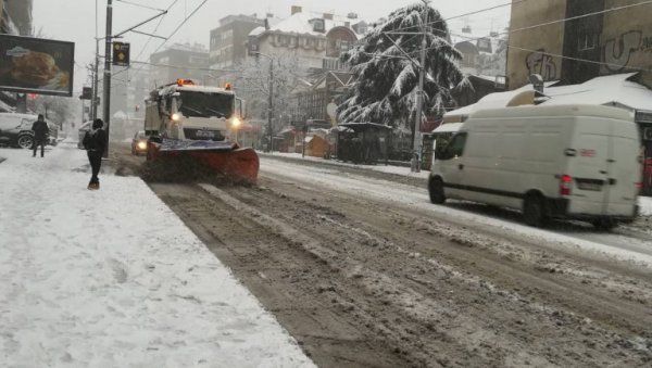 ЗИМСКЕ СЛУЖБЕ НА ТЕРЕНУ Градоначелник Радојичић: 90 камиона чисти снег