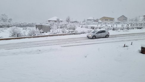NEVREME U UŽICU: Sneg usporio saobraćaj i doneo probleme sa strujom