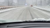НОРМАЛИЗОВАН САОБРАЋАЈ КОД ПЕТЉЕ БАТАЈНИЦА: Возачи, опрез! Снег и лед на путу