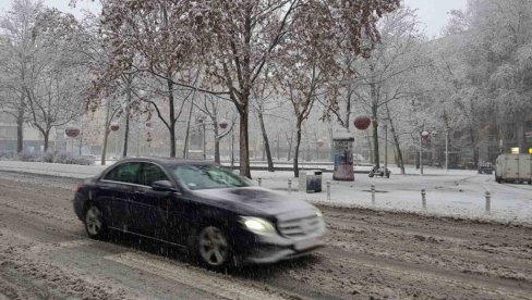 UPOZORENJE AMSS: Opasnost od leda i poledice, magla otežava vožnju