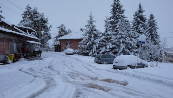 ЗАВЕЈАНА СЕЛА НА ПЕШТЕРУ: Током ноћи нападало 30 центиметара снега, машине на терену