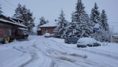 ZAVEJANA SELA NA PEŠTERU: Tokom noći napadalo 30 centimetara snega, mašine na terenu